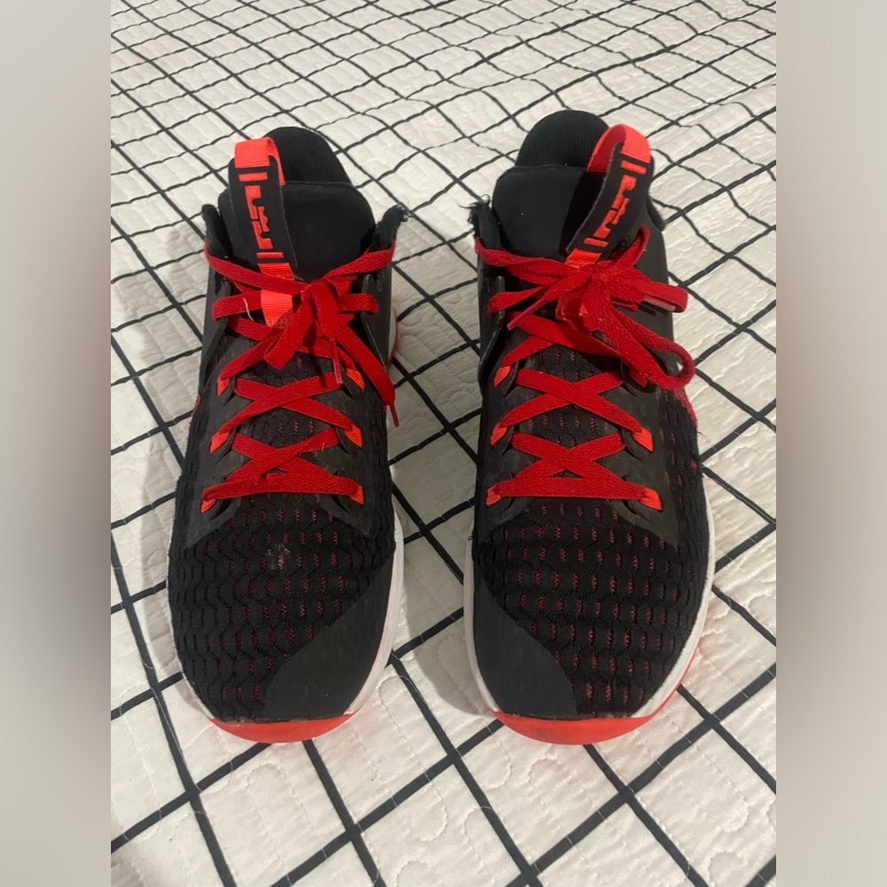 NIKE LEBRÓN WITNESS BLACK/RED